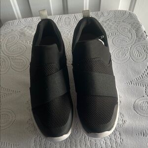 Women Black Slip-On Sneakers